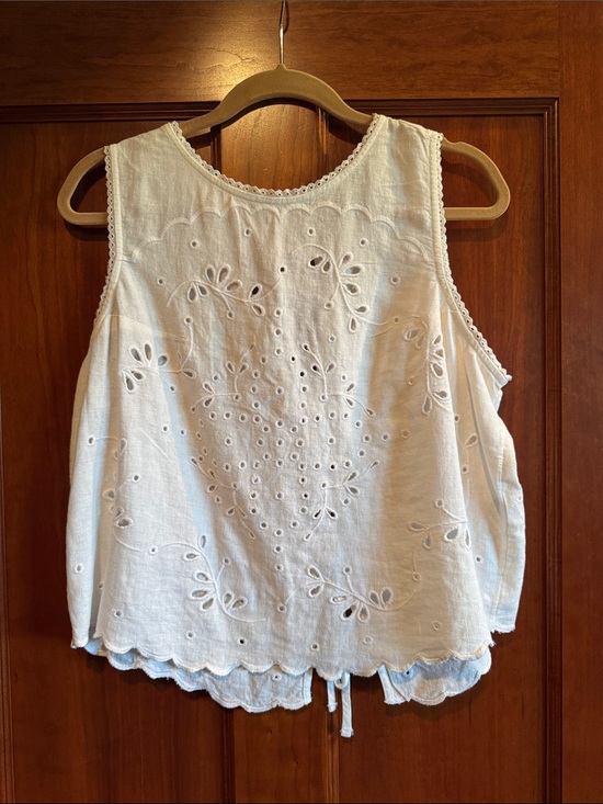 Abercrombie & Fitch Tops - Abercrombie & Fitch White Eyelet Sleeveless top